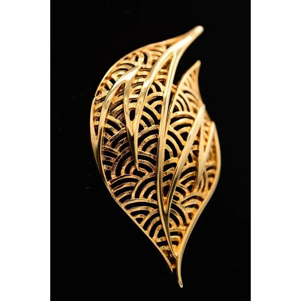 TAT Vintage Leaf Pin Brooch Gold Tone Filigree Shiny Chunky Signed 1980s BinF